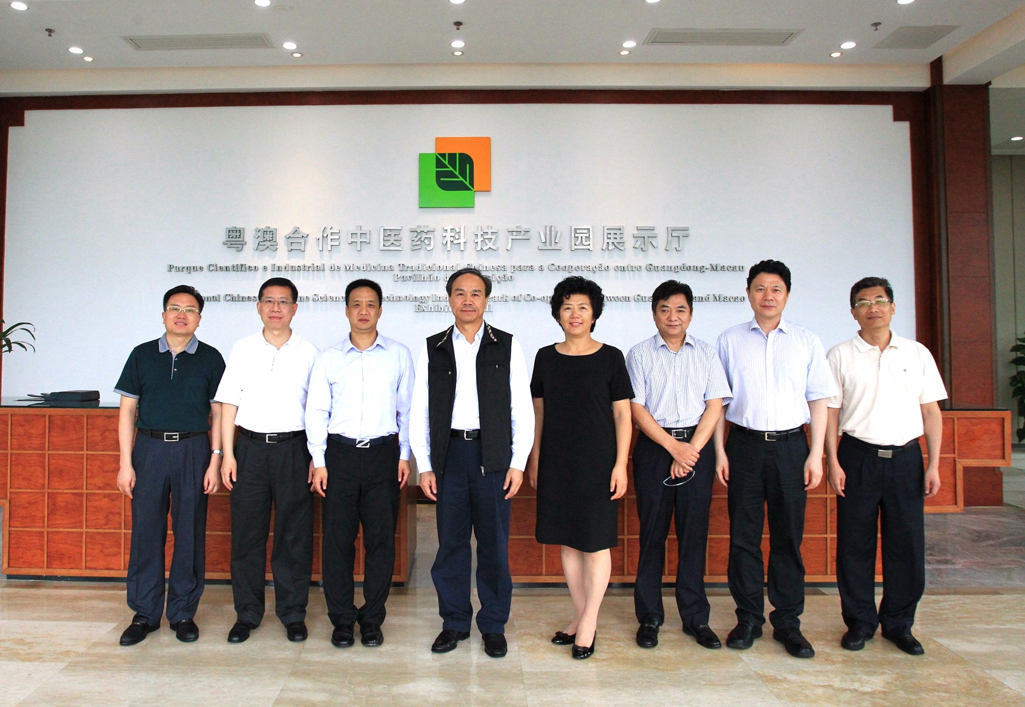 2015年5月17日，国务院港澳事务办公室副主任周波（左四）一行赴产业园实地考察，了解园区建设进展情况。