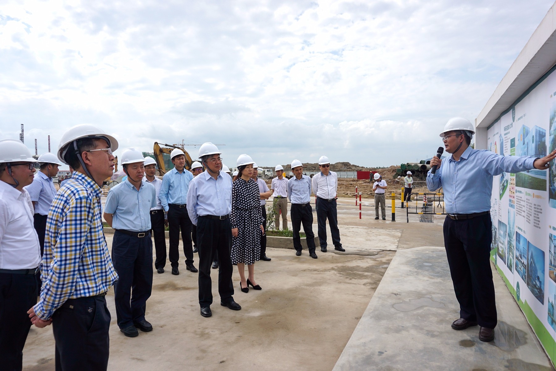  2017年4月19日，国家商务部外资司司长唐文弘一行在珠海市副市长芦晓凤的陪同下，来访产业园实地考察。