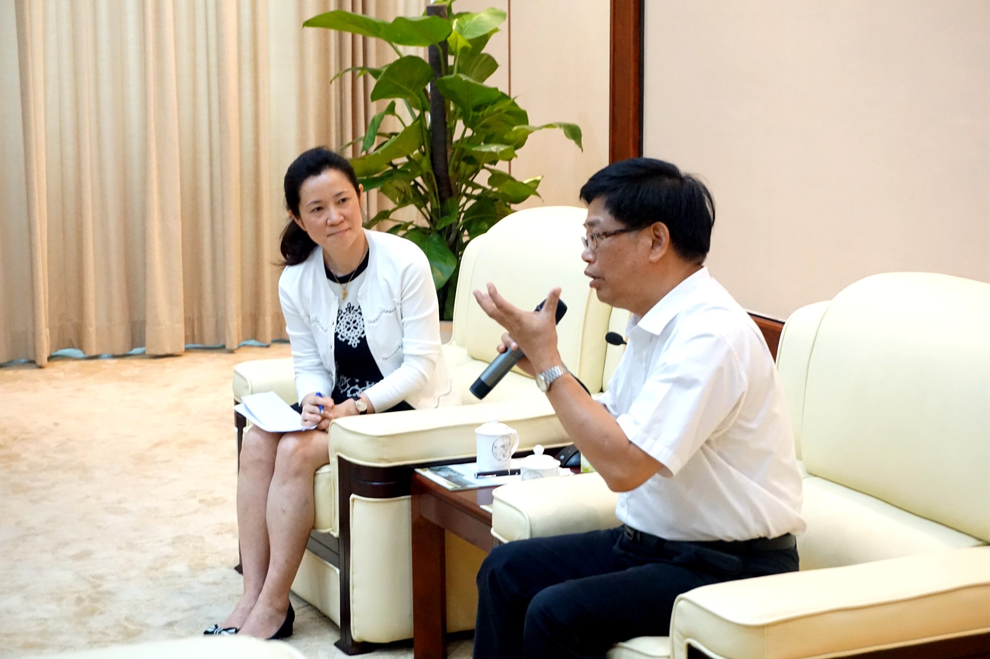 No dia 4 de Agosto de 2015, uma delegação chefiada pelo Dr. Tang Hao (à direita), Vice-Presidente da CCPPC da Província de Guangdong, visitou o Parque e trocou opiniões com os representantes do mesmo.