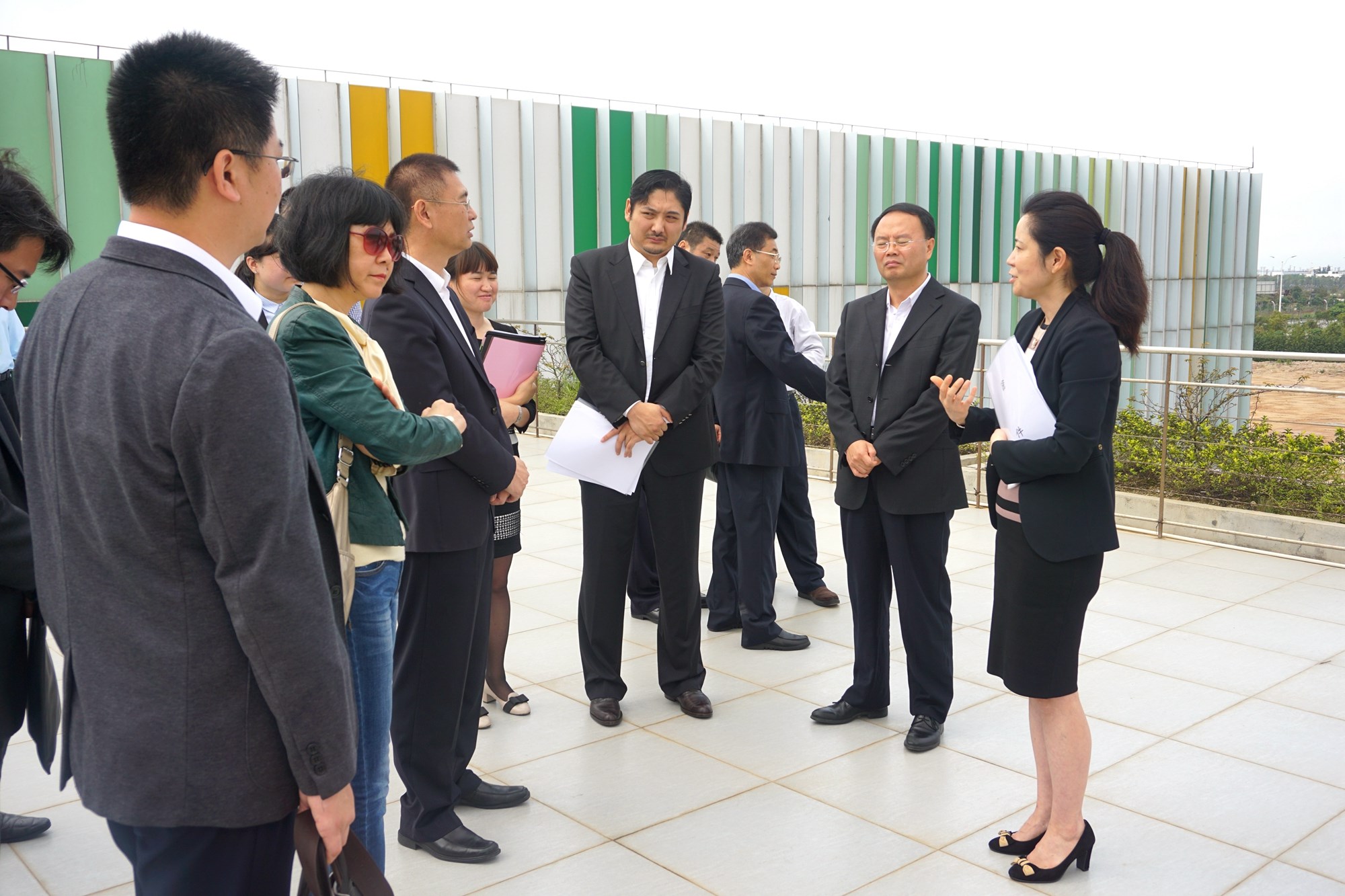 No dia 7 de Abril de 2016, uma delegação de 13 pessoas, liderada pelo Dr. Yao Jian, Subdirector do Gabinete de Ligação do Governo Central na RAEM, pelo Dr. Niu Jing, Director do Conselho de Gestão da Nova Zona de Hengqin, e pelo Dr. Cheong Chok Man, assessor do Gabinete do Secretário para a Economia e Finanças do Governo da RAEM, visitou o Parque e trocou opiniões em relação ao desenvolvimento dos projectos do Parque.