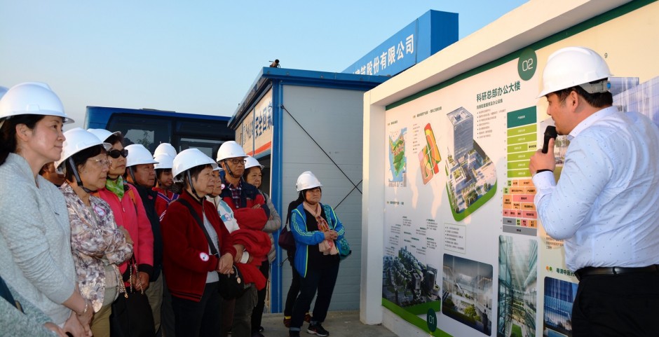 On December 11 of 2016, the delegation of nearly 50 people of Federation of Association of Labour Union of Macau, accompanied by the Legislative Councillor of the Macau Special Administrative Region and Deputy Director of Association of Labour Union, Kwan Tsui Hang, went to the Industrial Park and had an exchange visit.