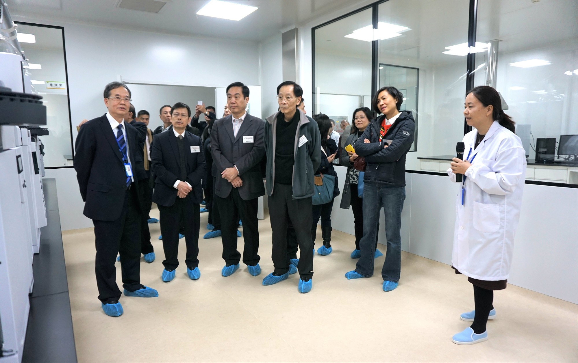 On 21 December 2017, the President of Hong Kong Chinese Medicine Industry Association, Head of the delegation, Tang Mui Fun, the Chief President, Li Ying-sang, and Executive President, Wong Kong-hui, led a delegation of more than 30 representatives to visit the GMTCM Park.