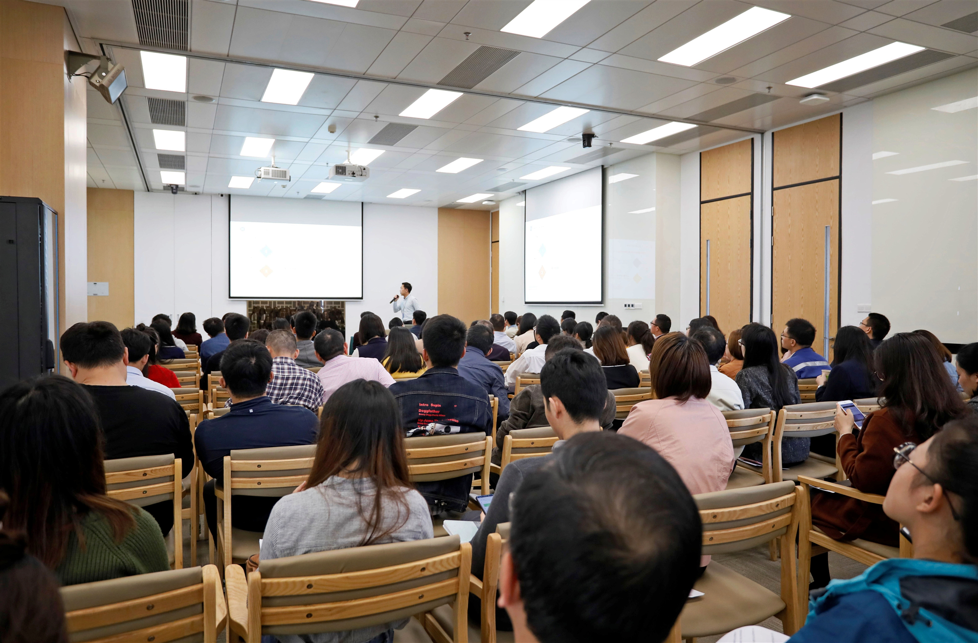 产业园举办企业和人才申报项目资金宣讲会