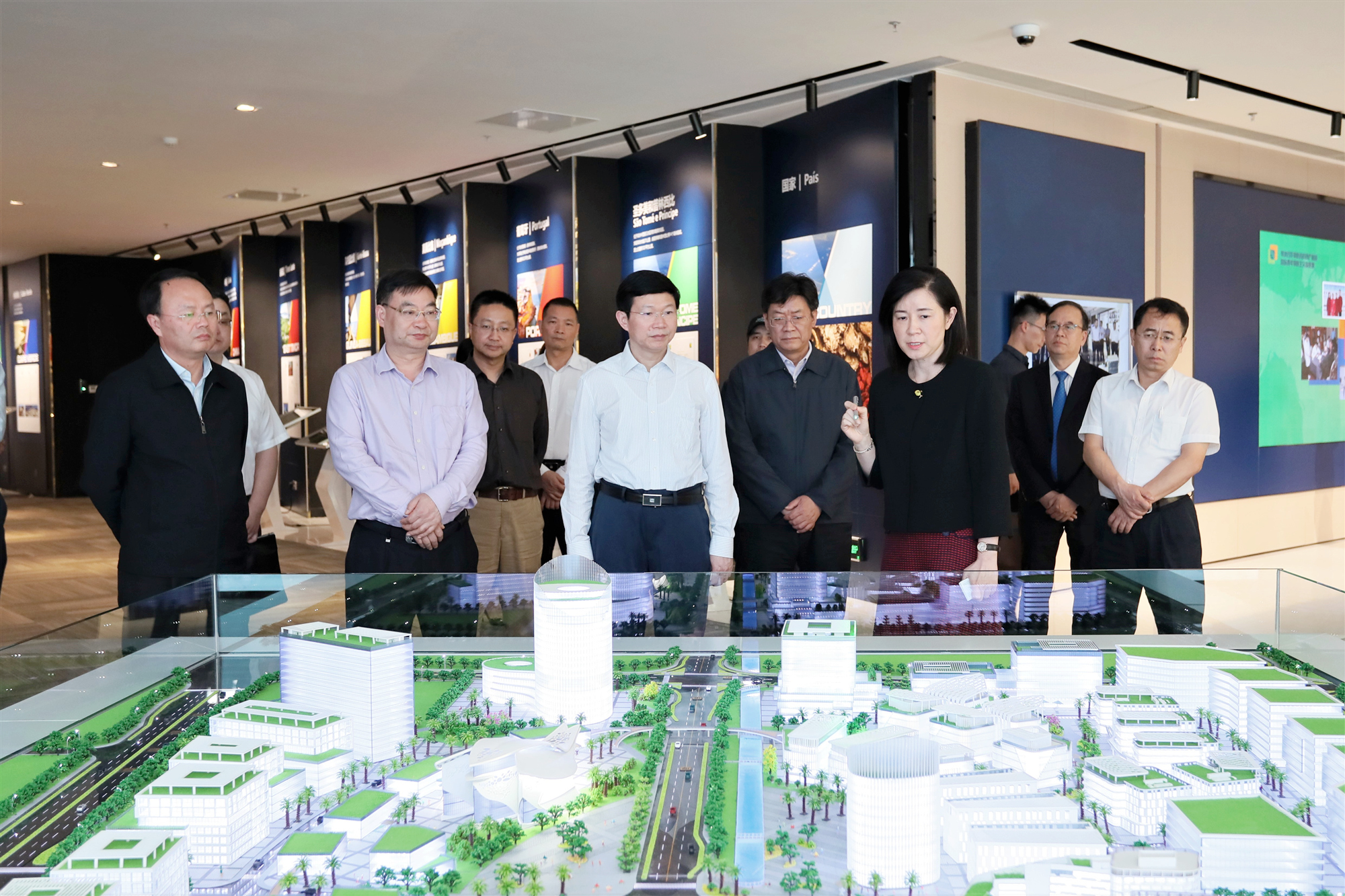国家市场监督管理总局党组成员、国家药品监督管理局党组书记、副局长李利到产业园考察调研