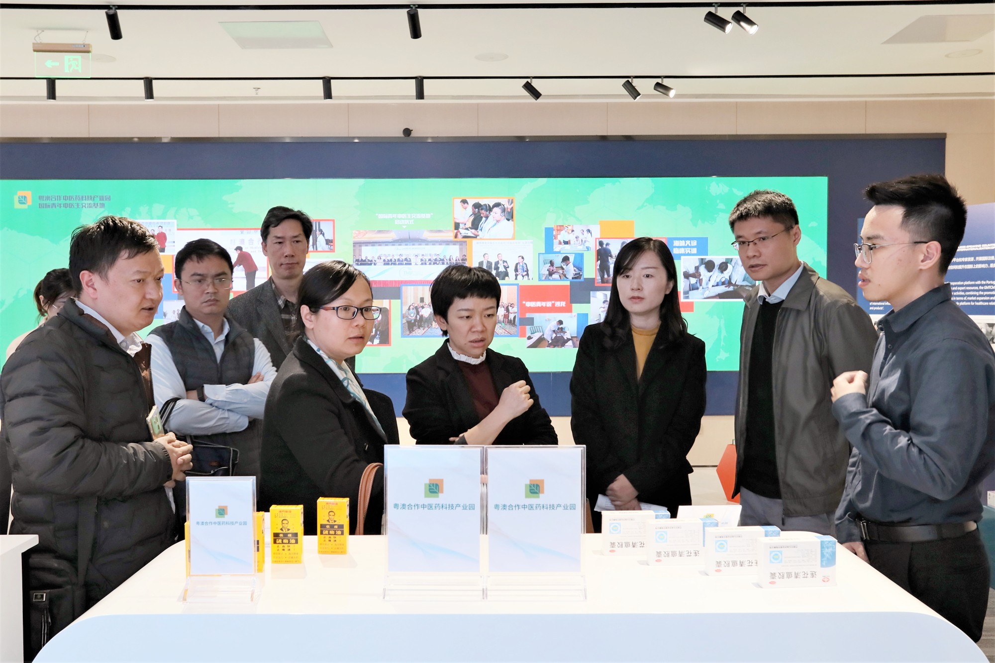 2019年3月11日，广东省委政研室经济处处长庞晓玲一行11人，在珠海市委政策研究室副调研员李华英陪同下，到产业园调研中医药产业发展情况。