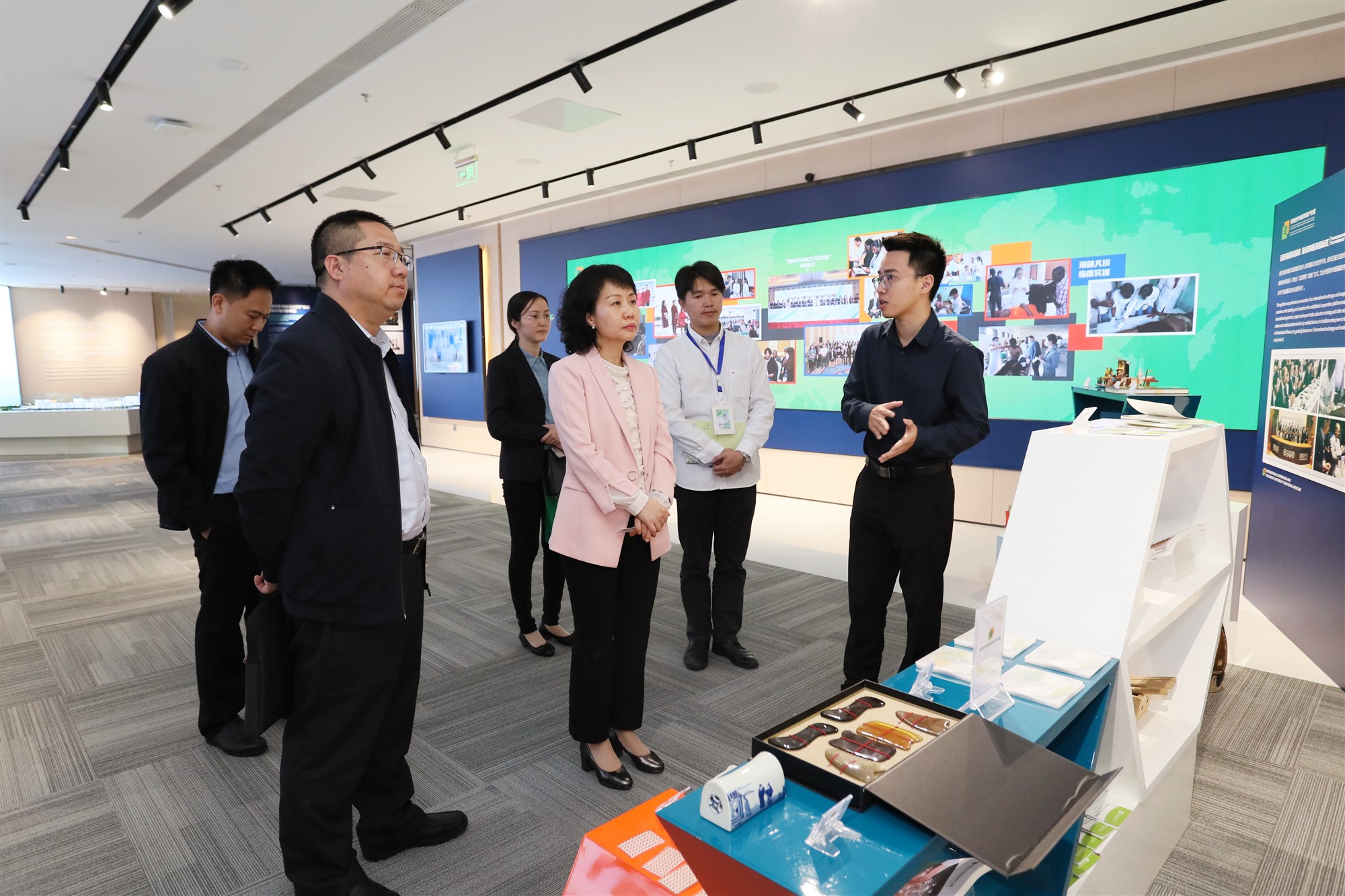 2019年3月27日，惠州市商务局局长廖巍一行6人到产业园参观考察。