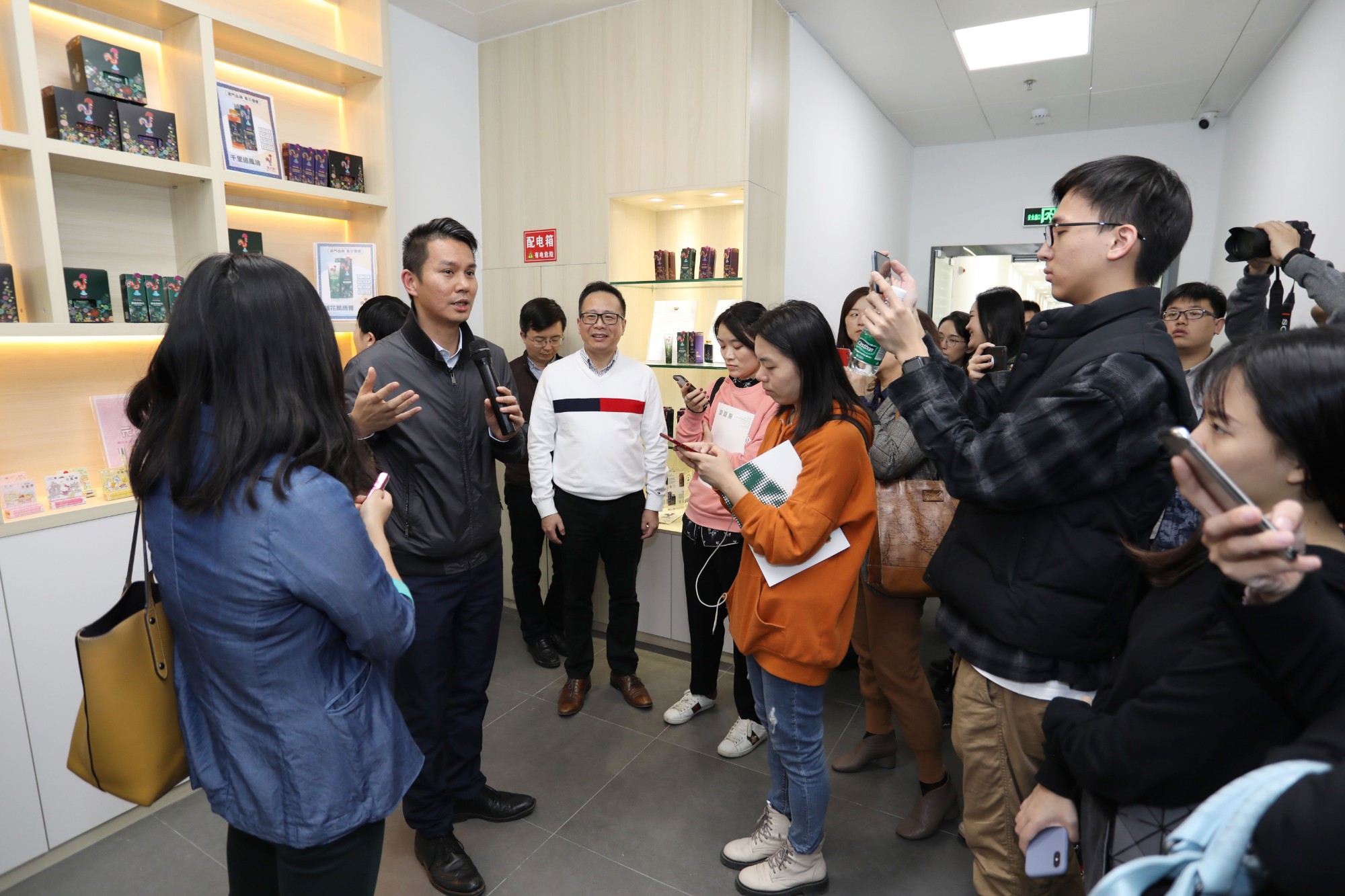 庆祝澳门回归20周年网络主题媒体团一行到产业园参观采访
